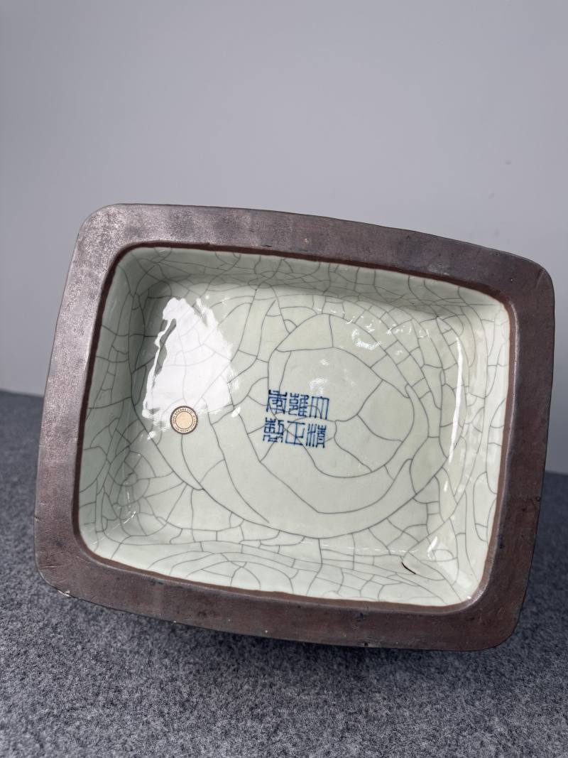 清雍正 仿官釉模印獸面紋貫耳大尊 - 图11
