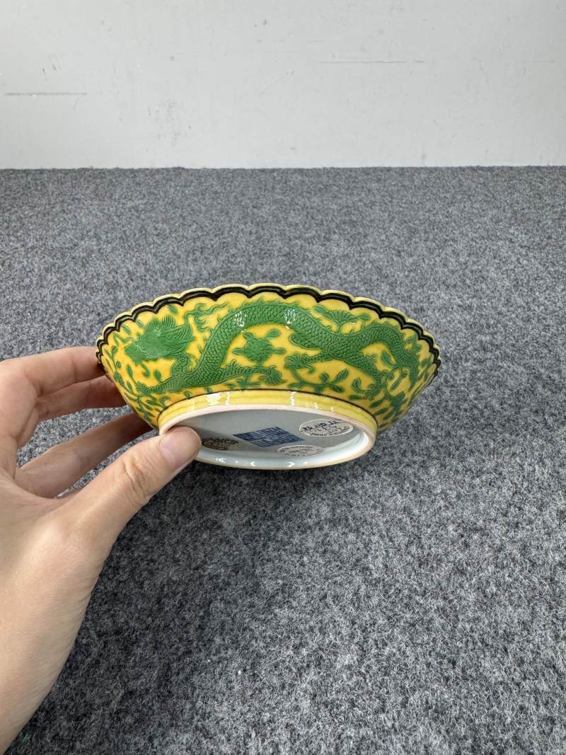 清乾隆 黃地綠彩龍紋花口盤一對 - 图8