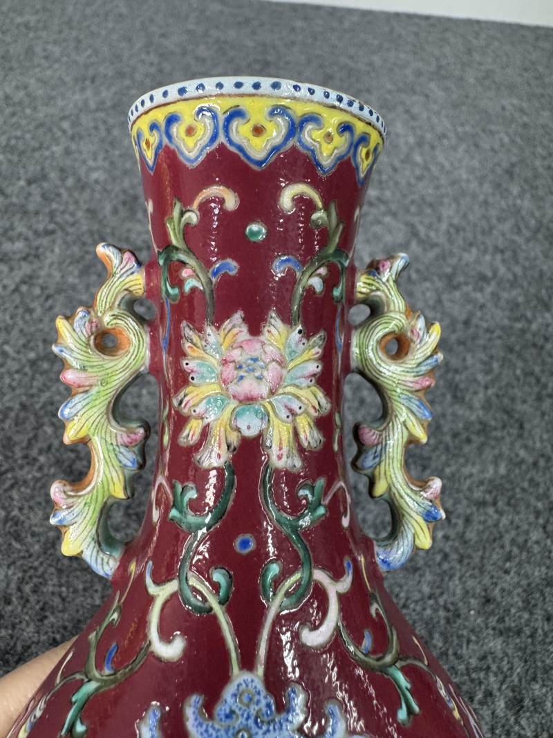 清乾隆 胭脂地粉彩花卉紋壁瓶 - 图4