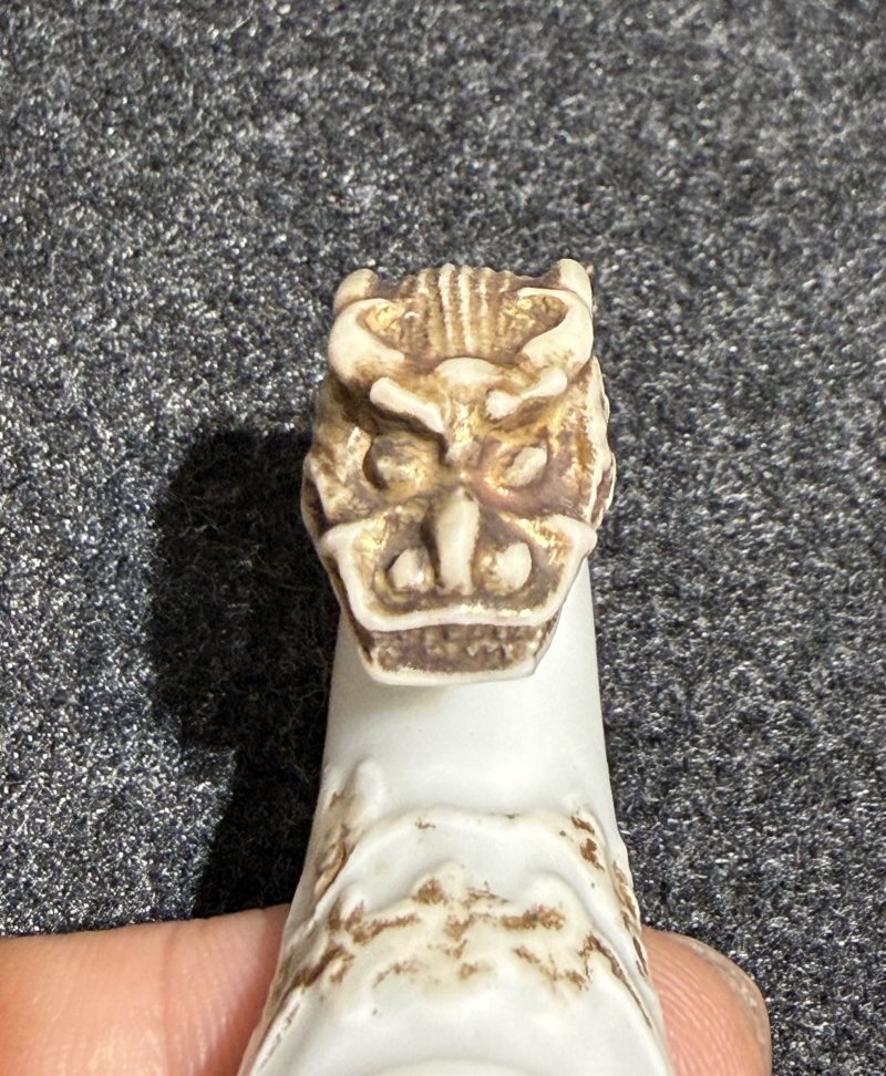 清乾隆白釉描金模印鹿壽同春圖龍首帶鉤 - 图3