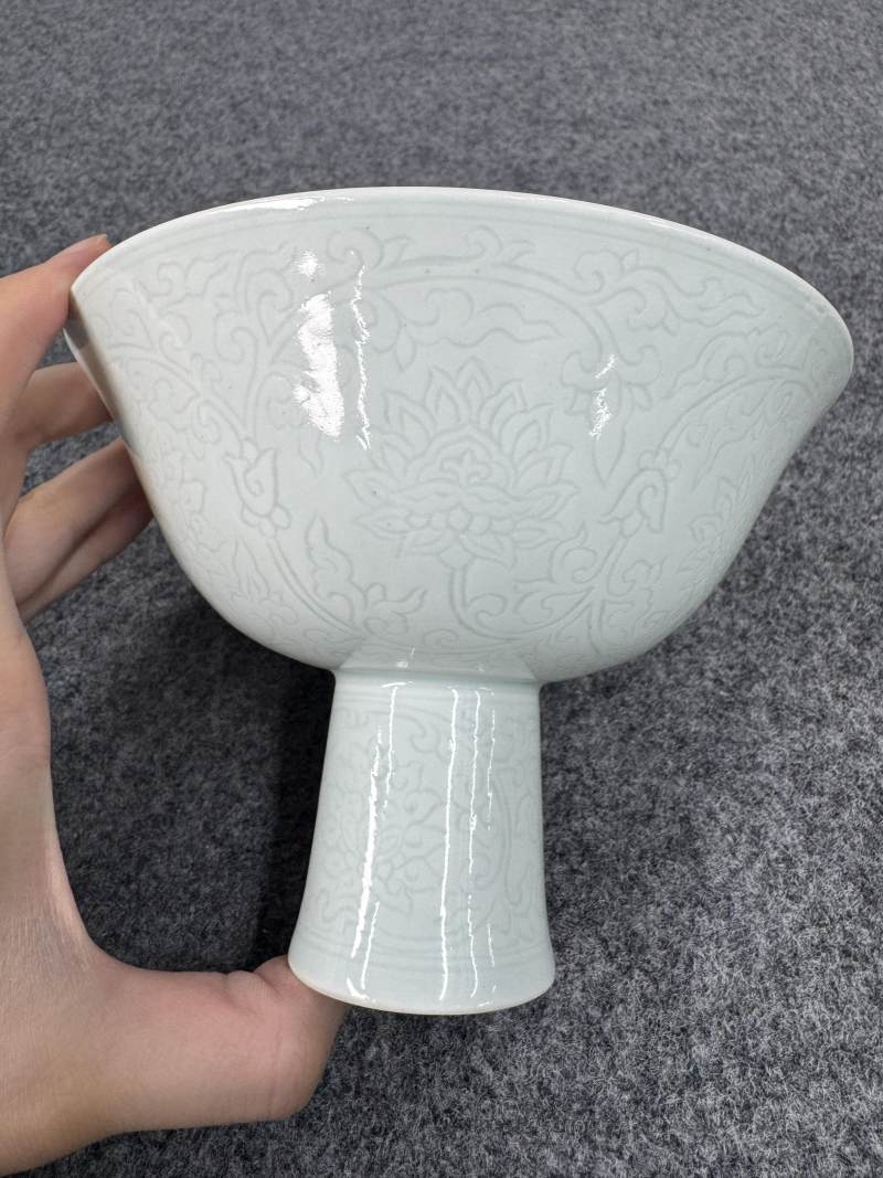 清乾隆 白釉暗刻蓮花紋高足杯 - 图9