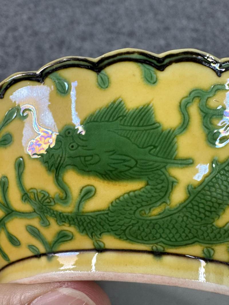 清乾隆 黃地綠彩龍紋花口盤一對 - 图28