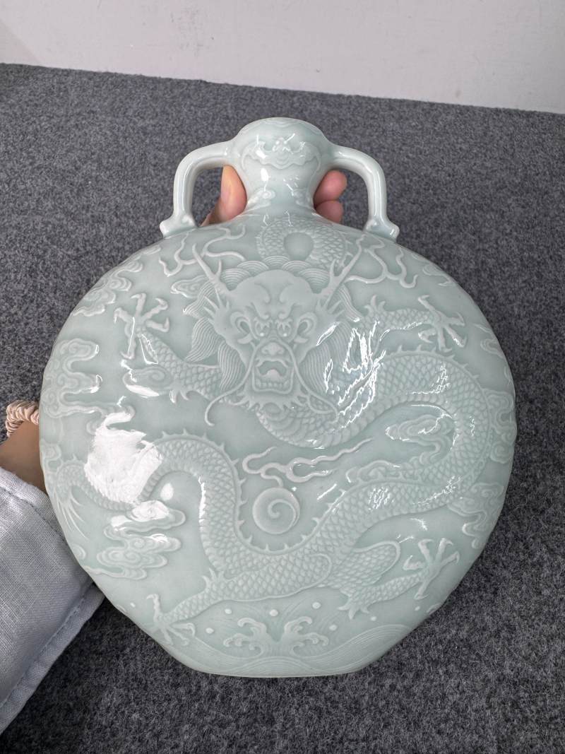 清乾隆 粉青釉浮雕海水立龍紋雙耳抱月瓶 - 图9