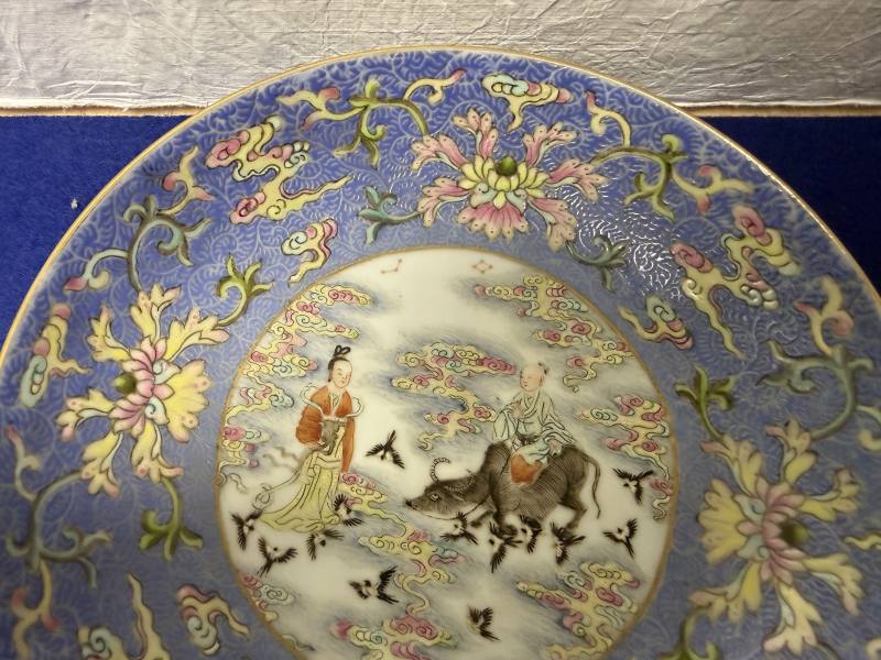十九世紀 藍地粉彩軋道開光 「鵲橋仙渡」盤一對 - 图16