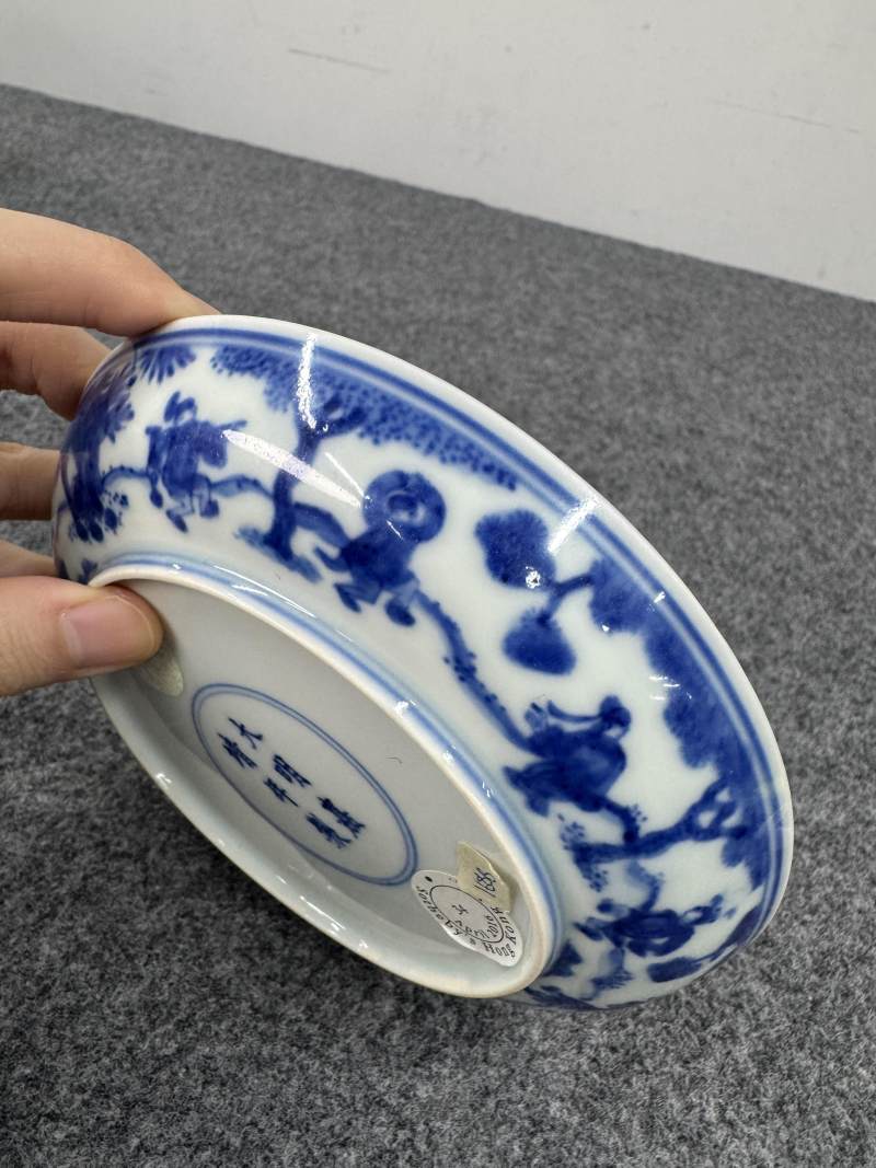明嘉靖 青花庭院嬰戲圖盤 - 图6