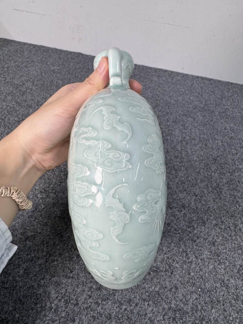 清乾隆 粉青釉浮雕海水立龍紋雙耳抱月瓶 - 图10