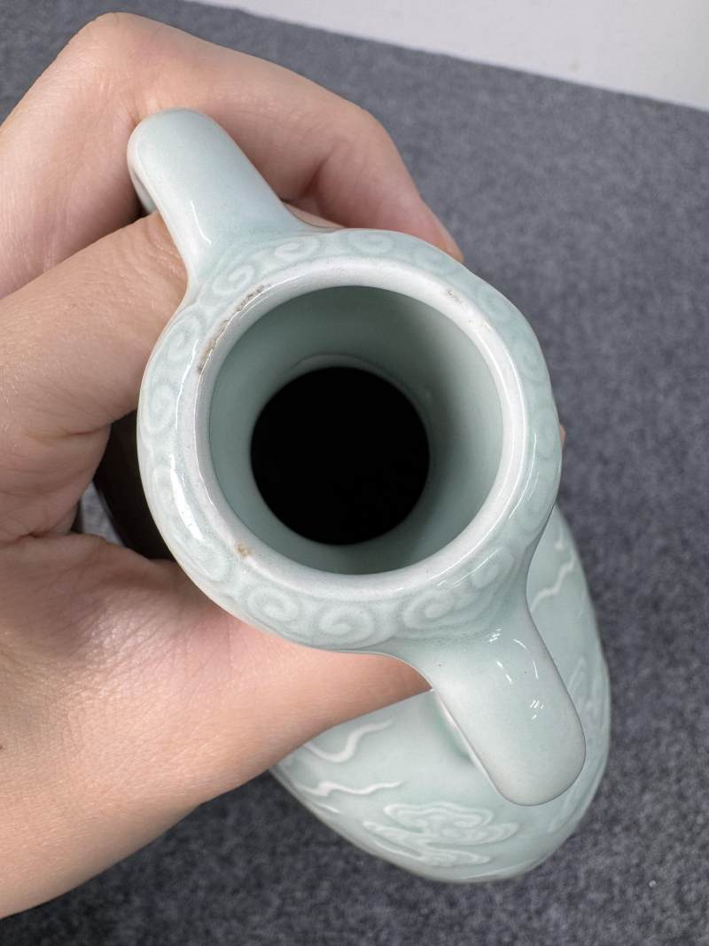 清乾隆 粉青釉浮雕海水立龍紋雙耳抱月瓶 - 图11