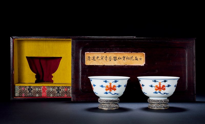 清道光 青花矾红缠枝莲纹杯一对 - 图2