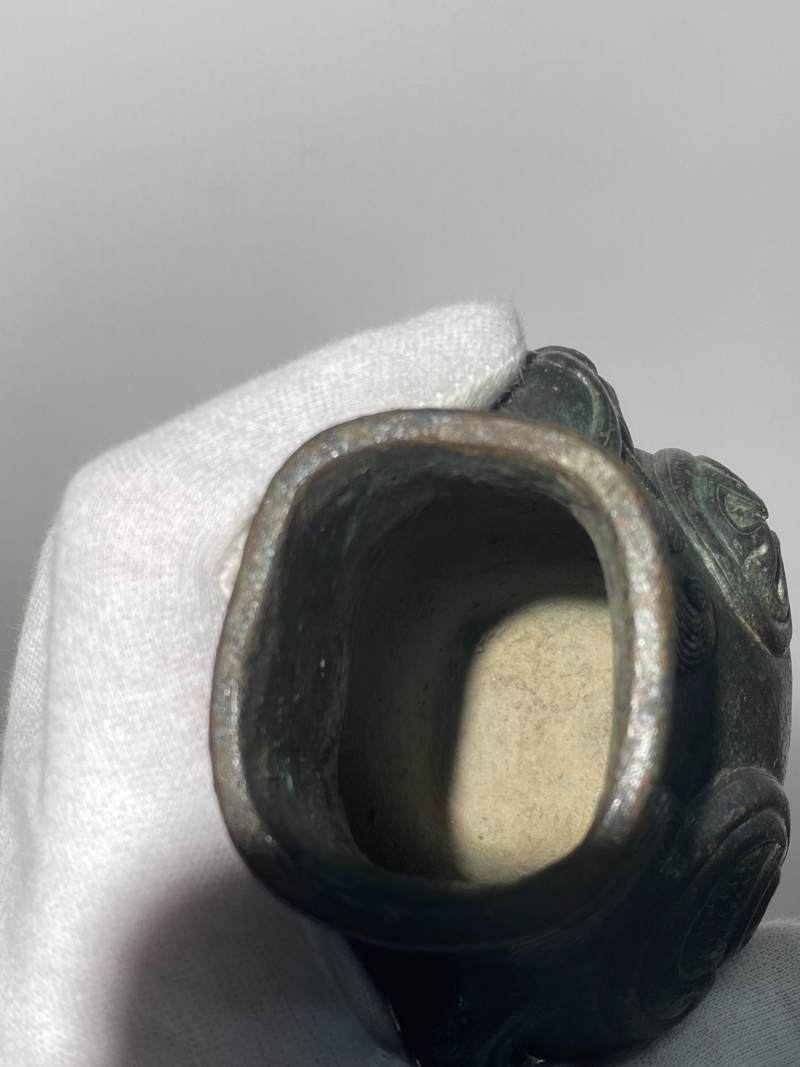 銅高浮雕瑞獸紋瓶 - 图13