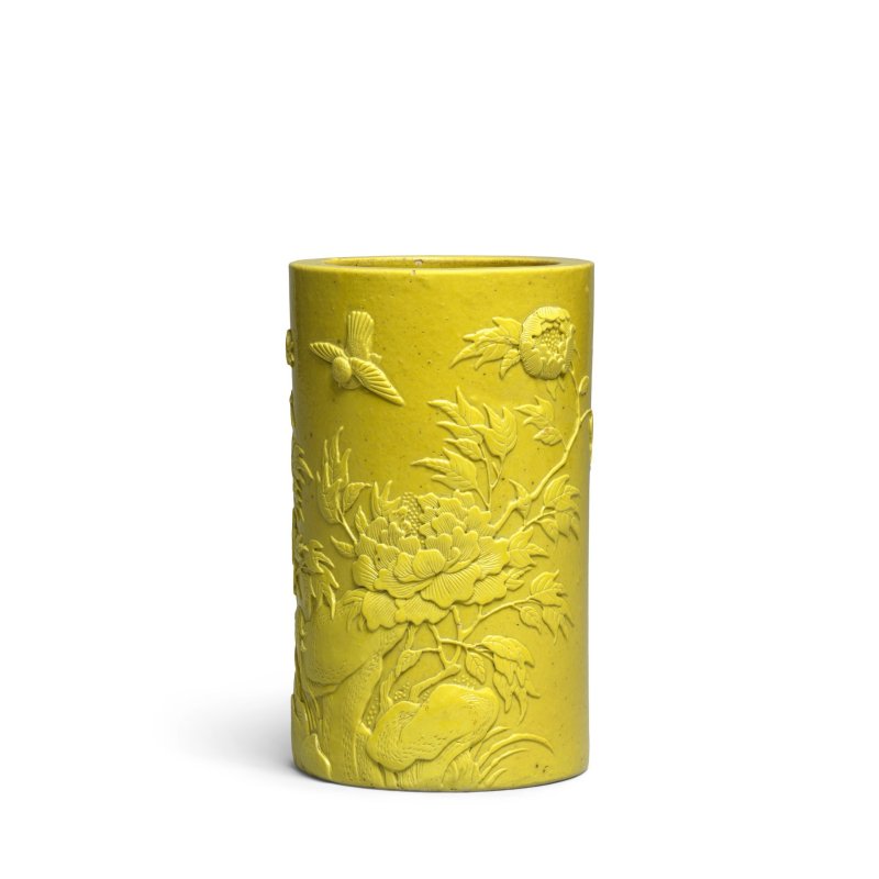 十九世紀 黃釉牡丹紋筆筒 | A YELLOW GLAZED BISCUIT 'PEONY' BRUSHPOT, BITONG