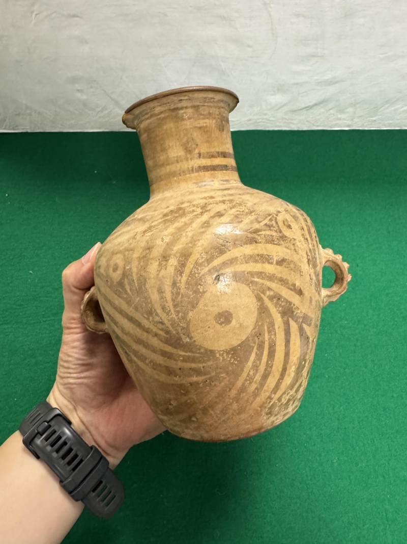 彩陶渦紋長頸雙繫罐 - 图10