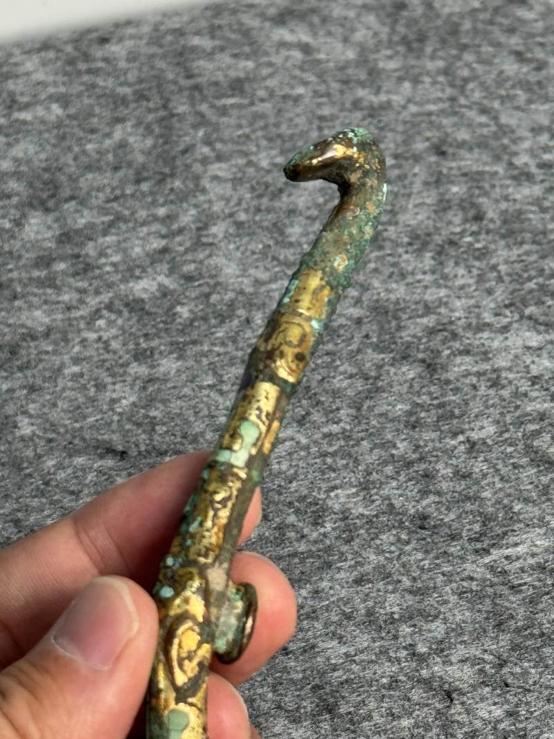 銅鎏金嵌綠松石龍首帶鉤 - 图9