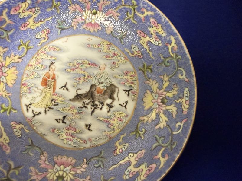 十九世紀 藍地粉彩軋道開光 「鵲橋仙渡」盤一對 - 图17