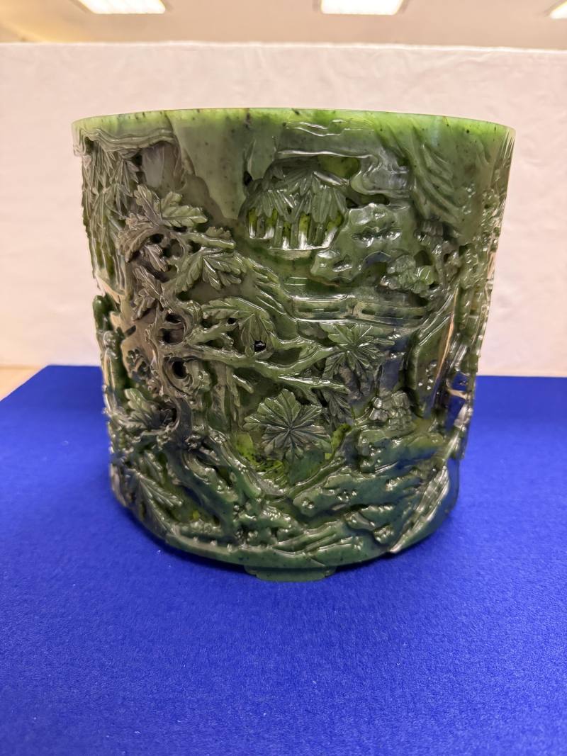 清乾隆 碧玉高士山水筆筒 - 图5