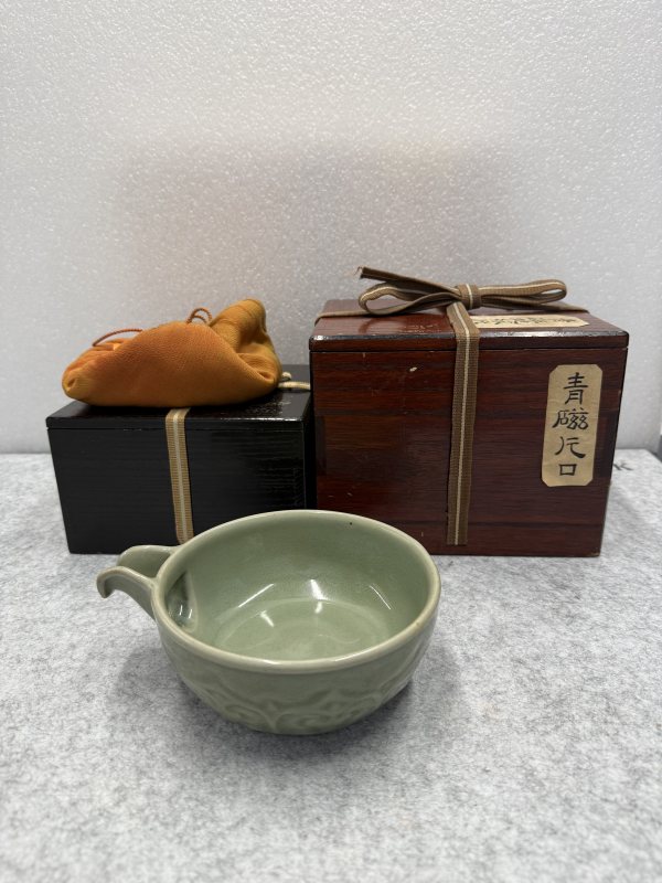 元 龍泉青釉刻花匜 - 图3