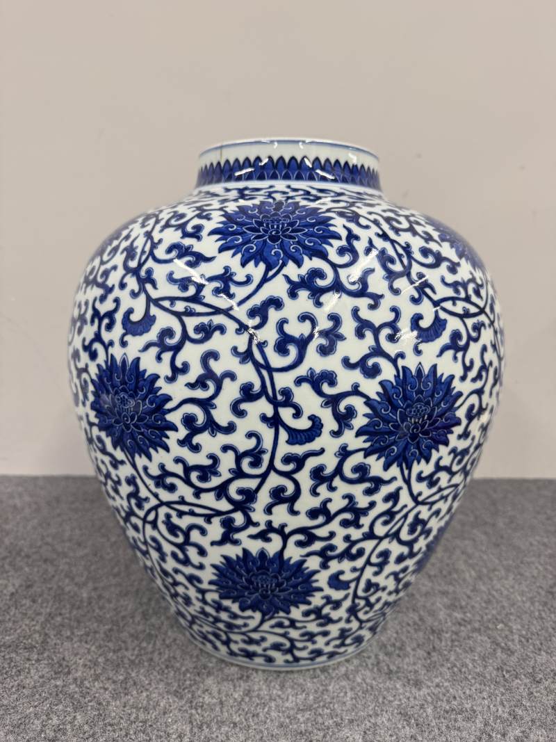 清乾隆 青花纏枝蓮紋罐 - 图4