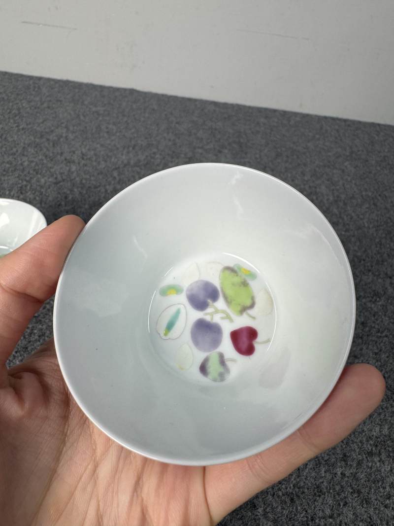清雍正 胭脂紅釉內粉彩瓜果紋杯一對 - 图10
