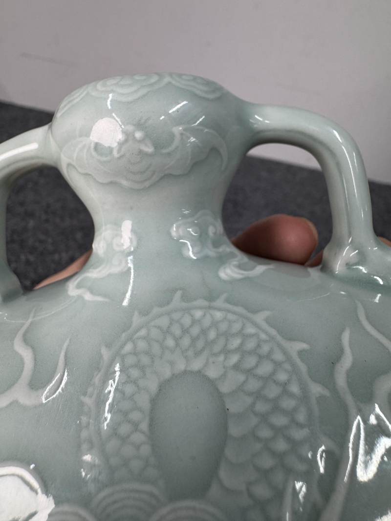 清乾隆 粉青釉浮雕海水立龍紋雙耳抱月瓶 - 图15