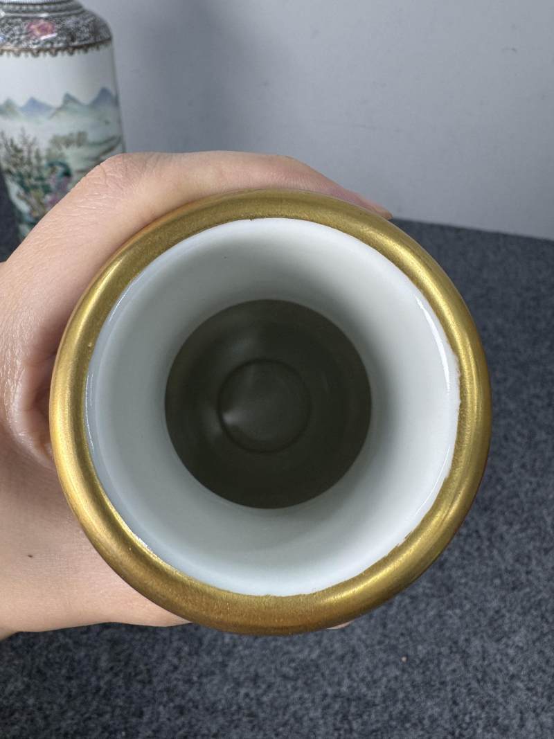 民國 粉彩山水人物紋瓶一對 - 图8