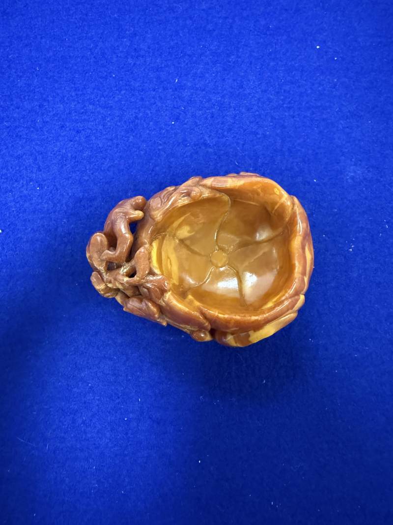 十七世紀 蜜蠟螭龍花型筆洗 - 图2