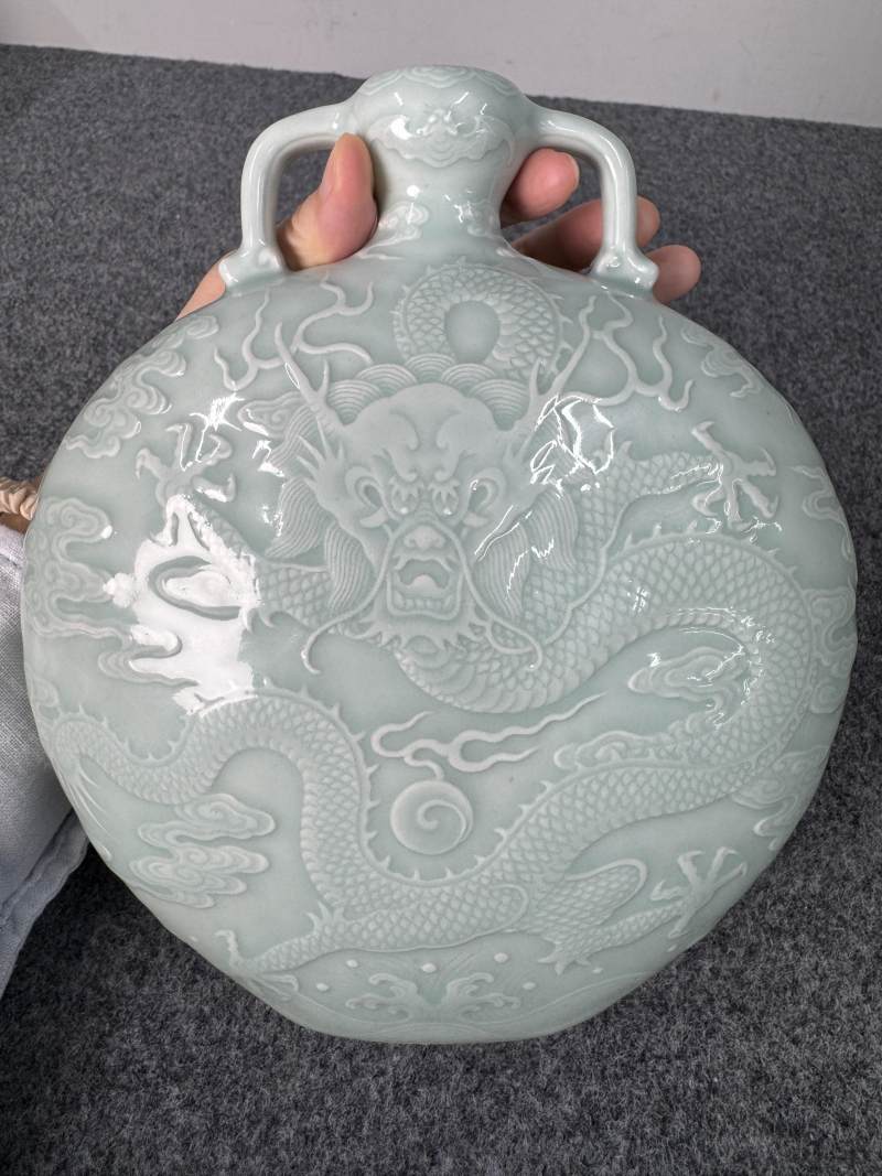 清乾隆 粉青釉浮雕海水立龍紋雙耳抱月瓶 - 图16