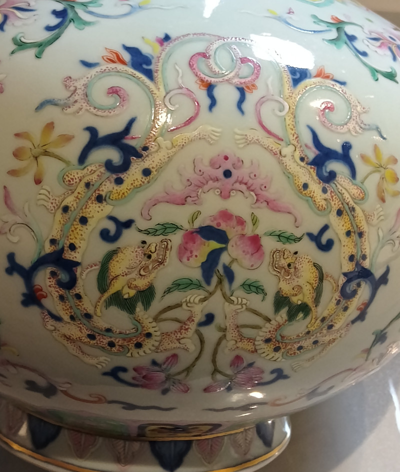 清乾隆青花洋彩雙螭供福壽西番蓮紋玉壺春瓶 - 图10