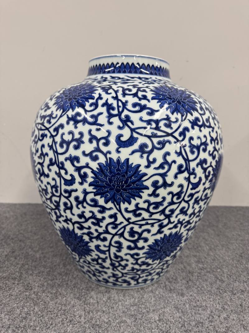 清乾隆 青花纏枝蓮紋罐 - 图5