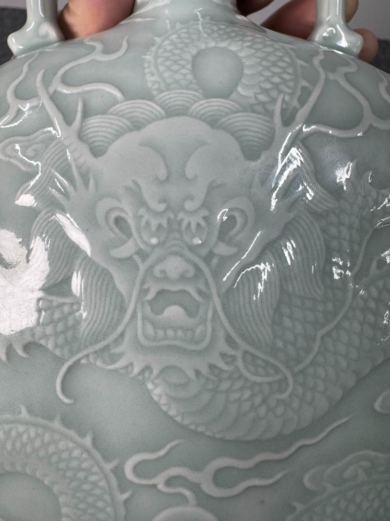 清乾隆 粉青釉浮雕海水立龍紋雙耳抱月瓶 - 图18