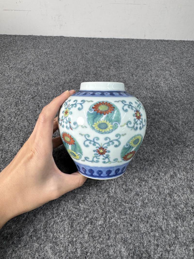 清乾隆 鬥彩團菊紋罐 - 图2