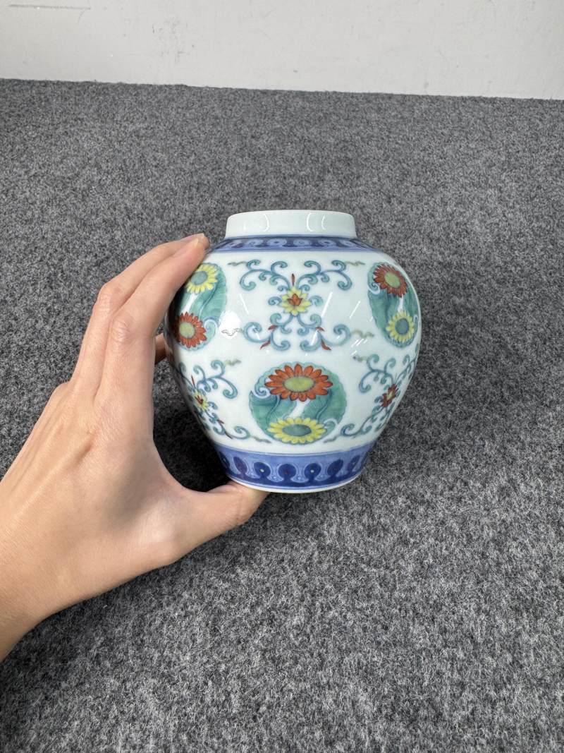 清乾隆 鬥彩團菊紋罐 - 图3