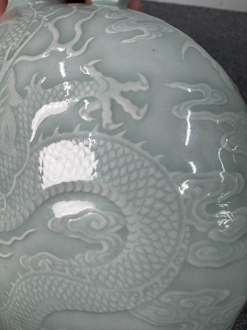 清乾隆 粉青釉浮雕海水立龍紋雙耳抱月瓶 - 图19