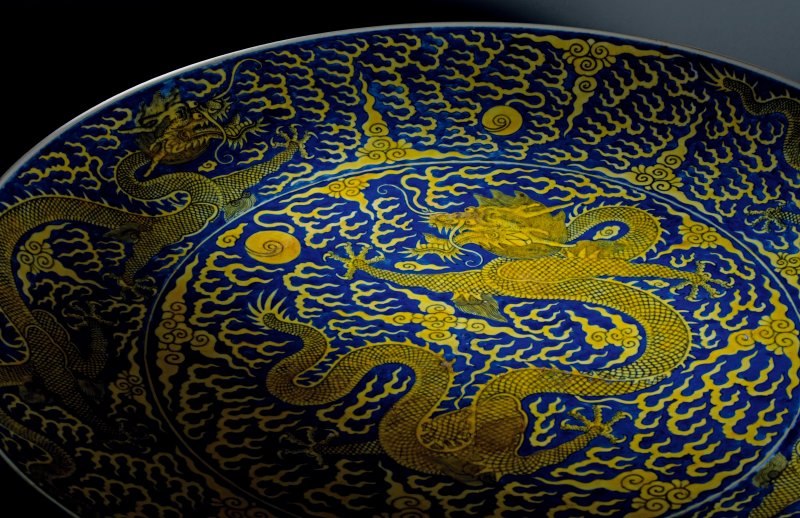 清同治 蓝地黄彩云龙纹大盘 - 图3