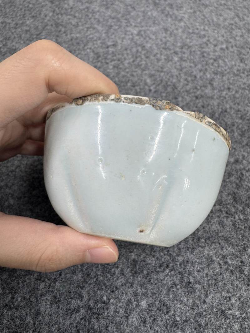 青白釉刻花花口小鉢 - 图3