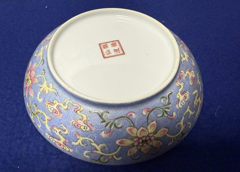 十九世紀 藍地粉彩軋道開光 「鵲橋仙渡」盤一對 - 图19