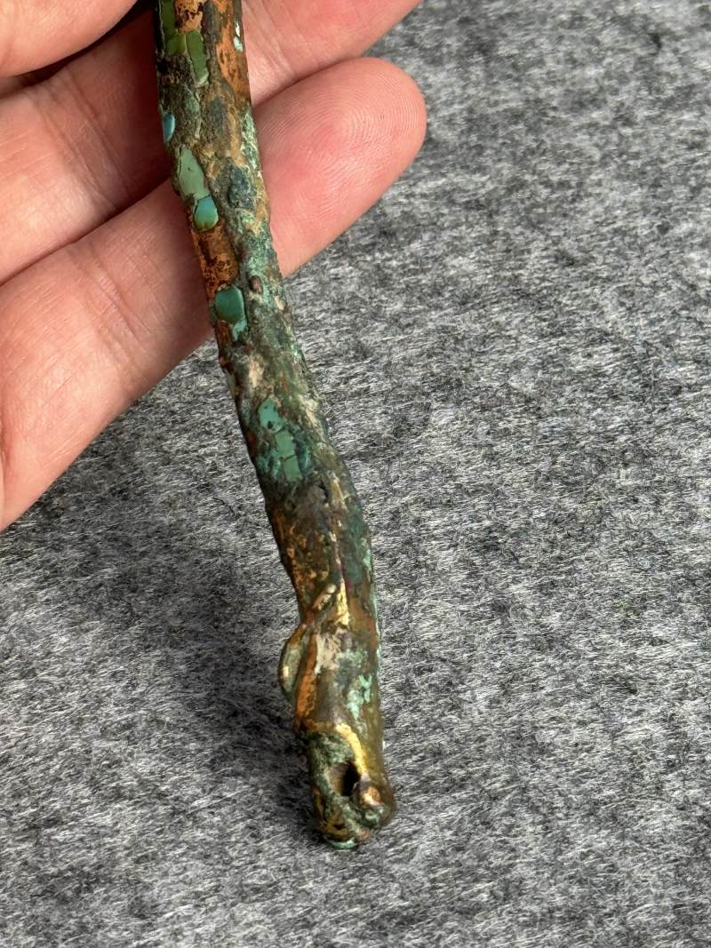 銅鎏金嵌綠松石龍首帶鉤 - 图12