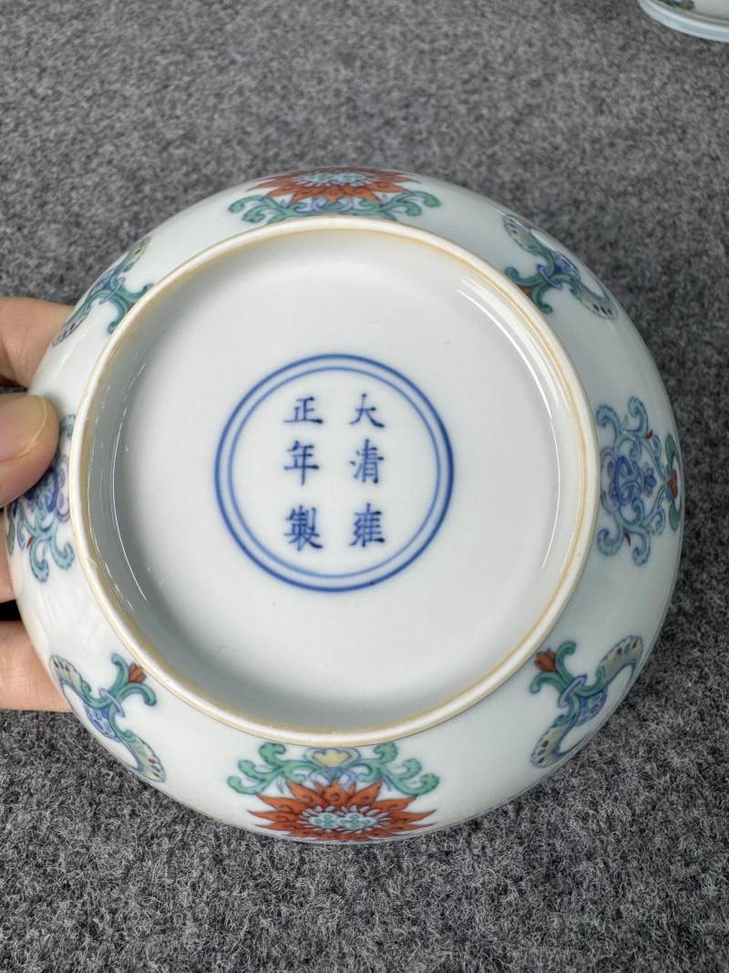 清雍正 鬥彩西番蓮紋盤一對 - 图5