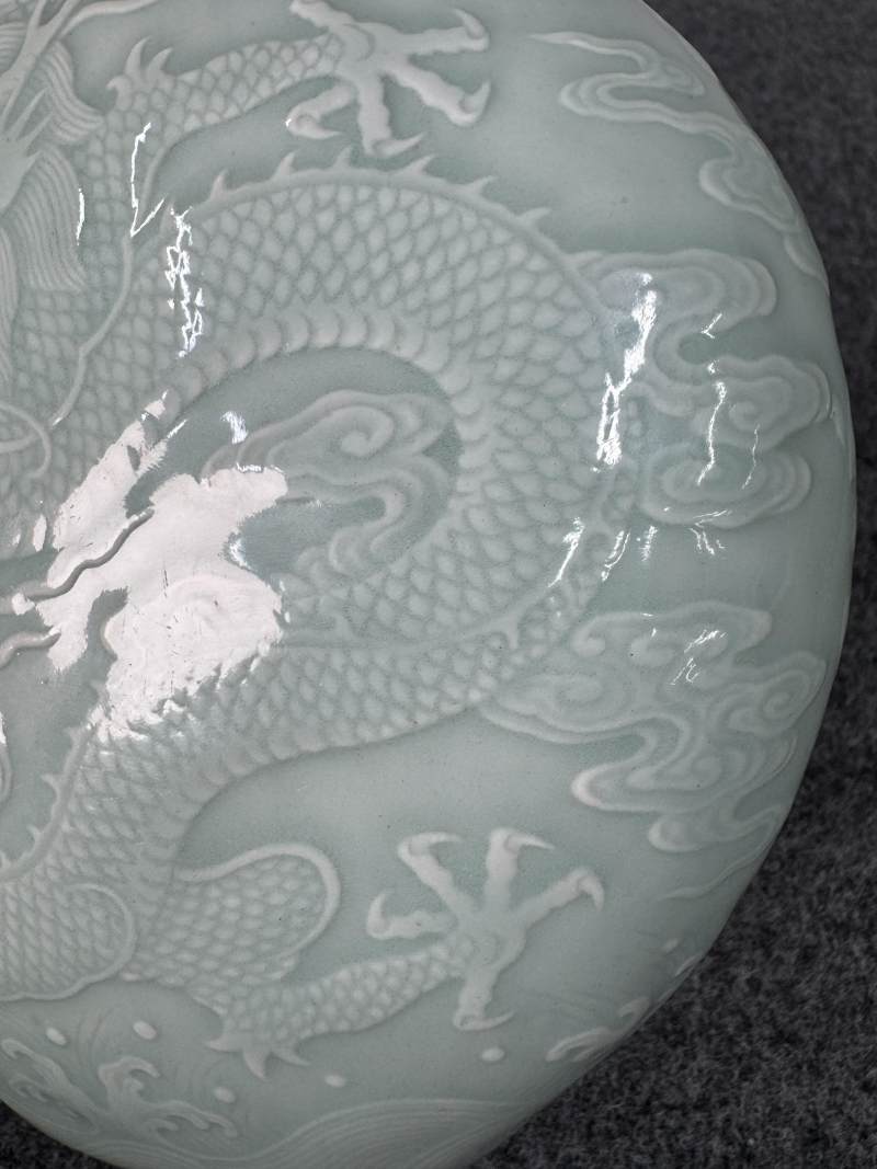 清乾隆 粉青釉浮雕海水立龍紋雙耳抱月瓶 - 图20