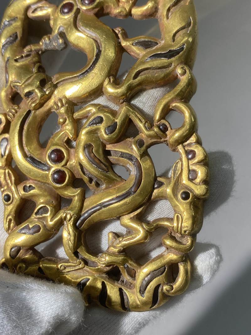 金質鏤空鑲嵌群獸搏噬帶鉤 - 图15