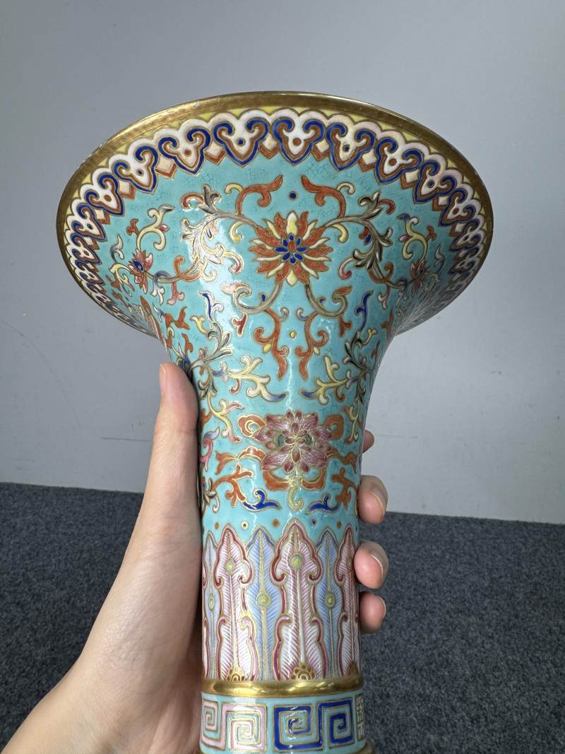 清乾隆 松石綠地粉彩八寶紋花觚 - 图11