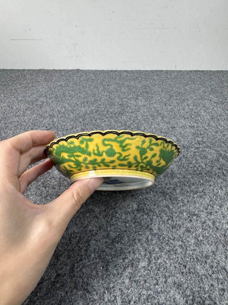 清乾隆 黃地綠彩龍紋花口盤一對 - 图9