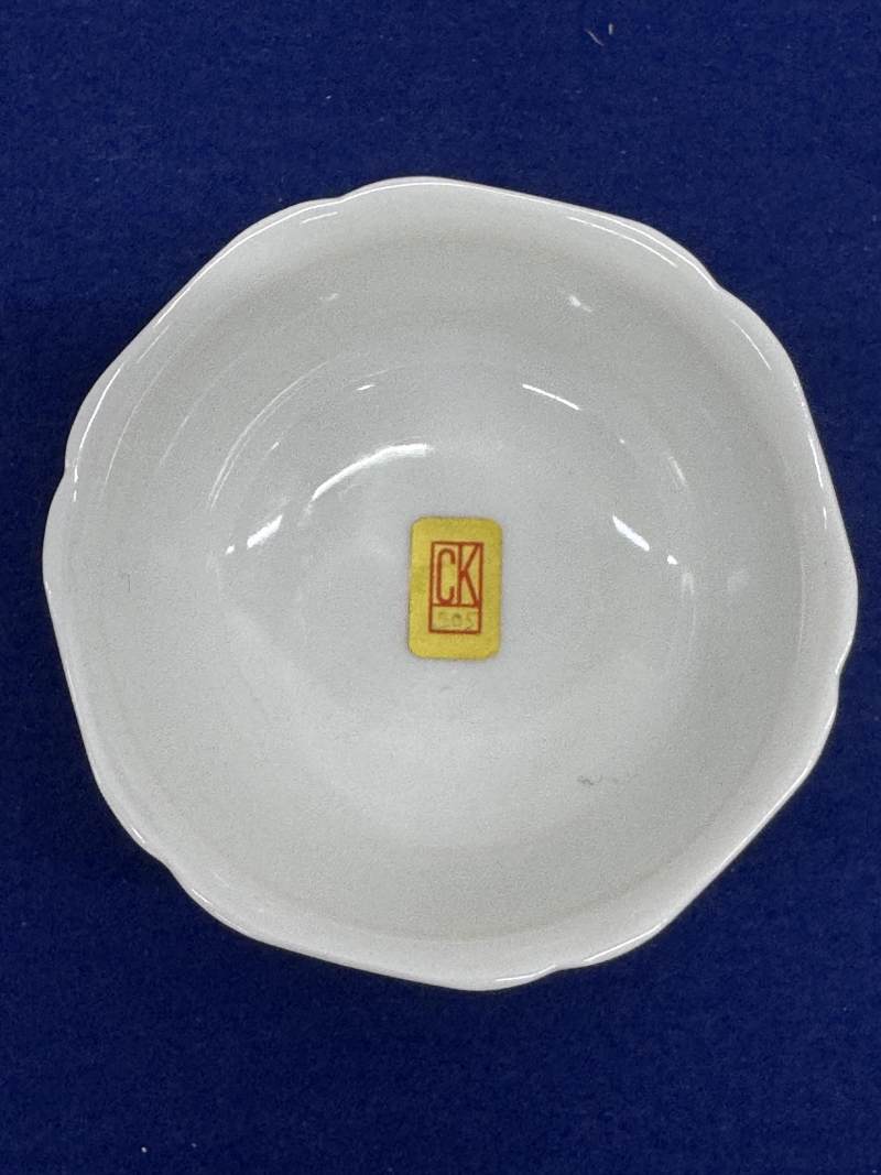 清雍正 白釉暗刻葵瓣杯 - 图9