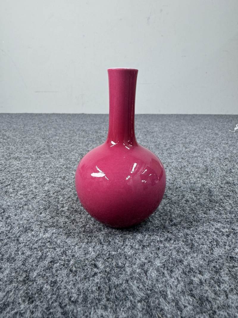 清乾隆 胭脂紅釉小天球瓶 - 图2