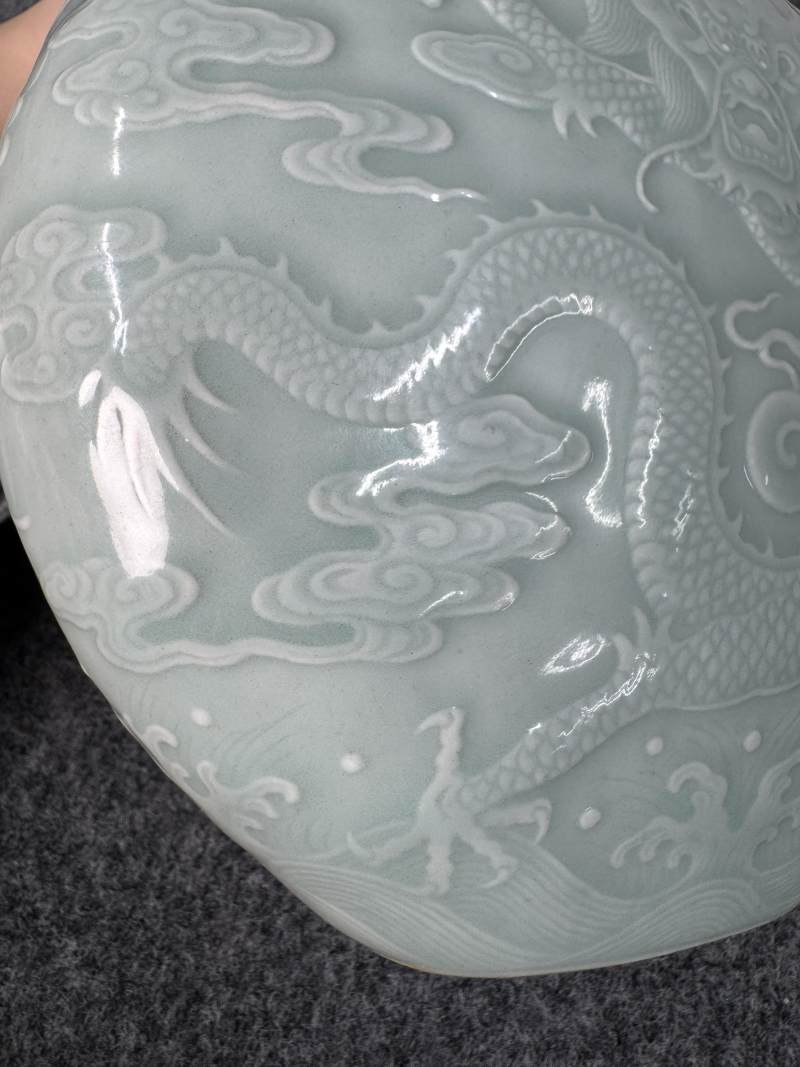 清乾隆 粉青釉浮雕海水立龍紋雙耳抱月瓶 - 图21
