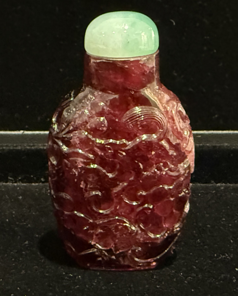 清 碧璽松鼠葡萄紋鼻煙壺 - 图4