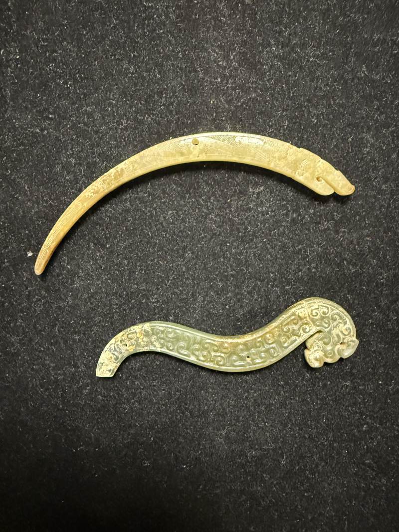 青玉龍首珩和白玉龍首觽各一件 - 图2