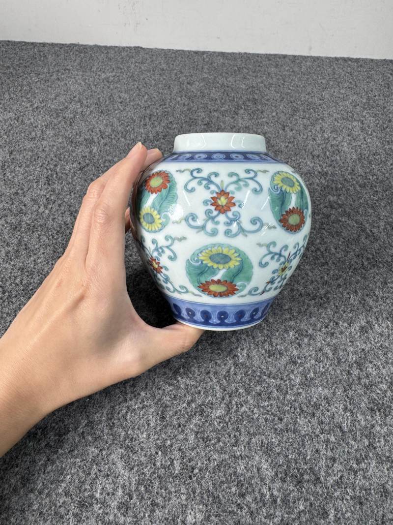 清乾隆 鬥彩團菊紋罐 - 图5