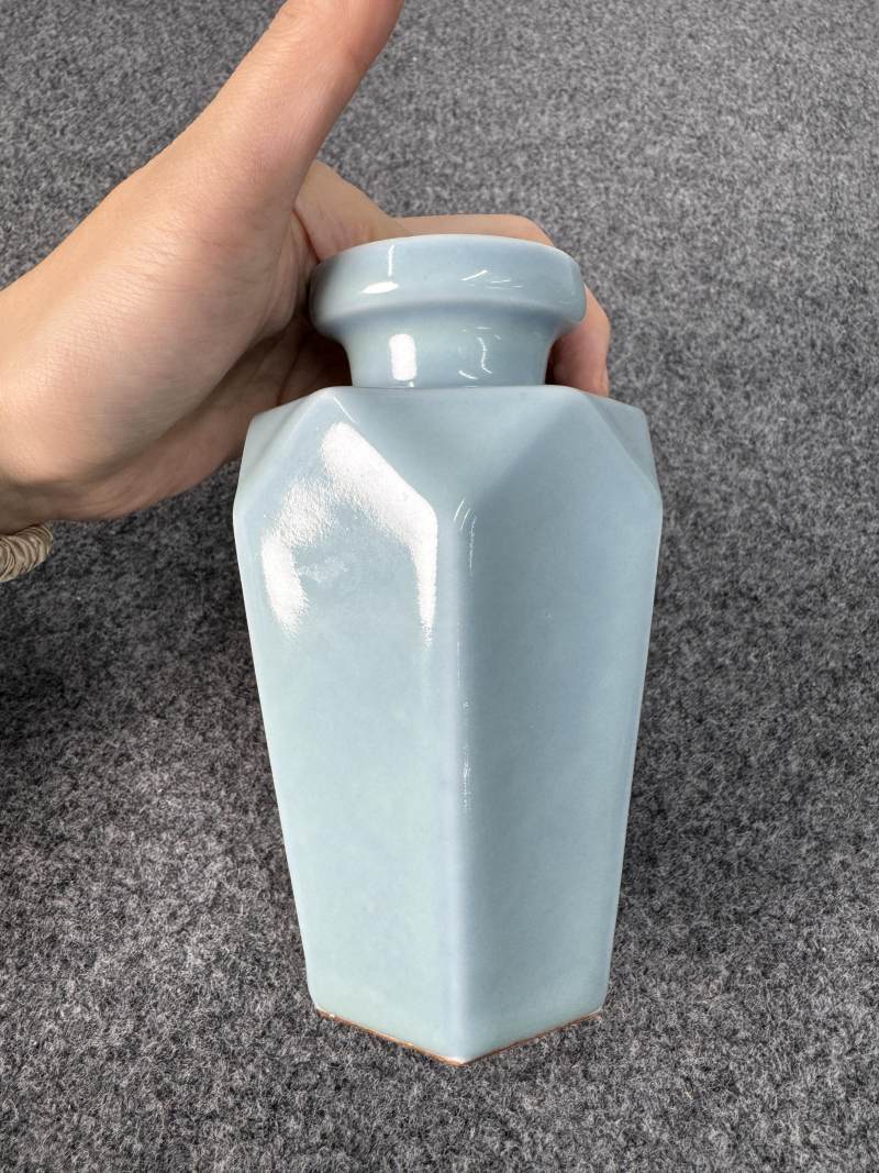 清雍正 天藍釉六棱盤口瓶 - 图6
