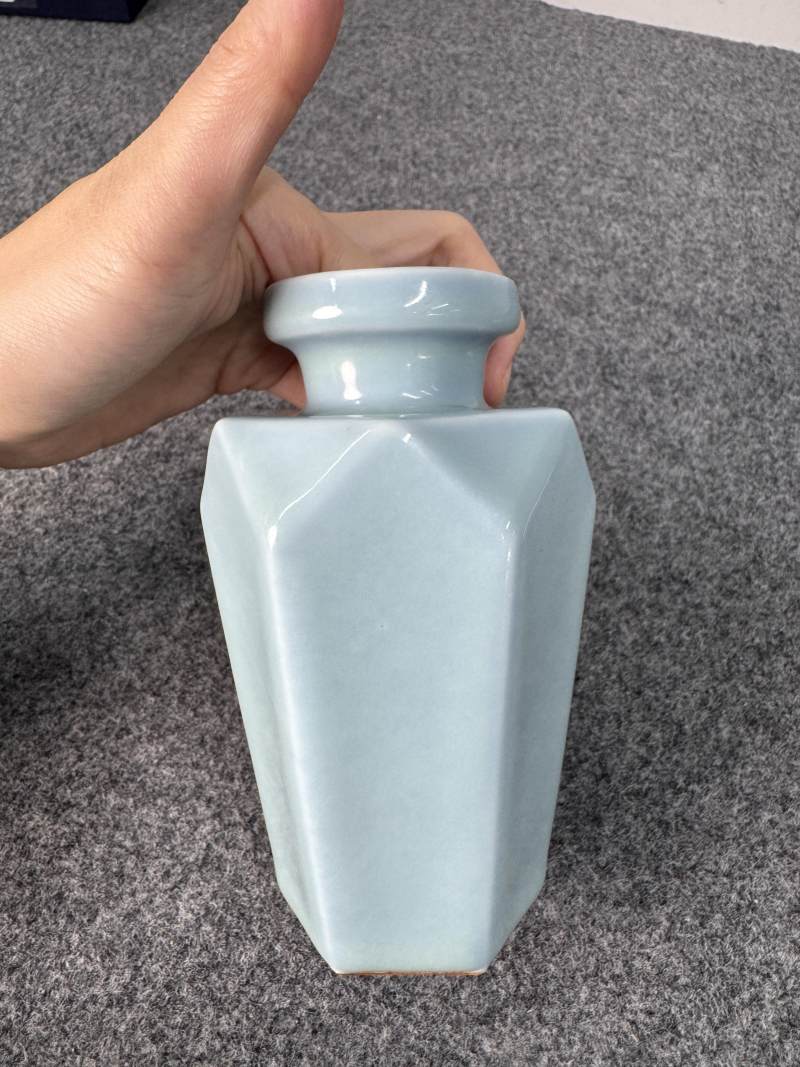 清雍正 天藍釉六棱盤口瓶 - 图7