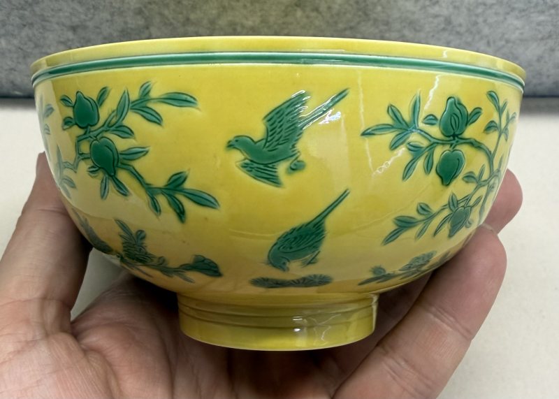 清雍正 黃地綠彩壽桃喜鵲紋碗 - 图5