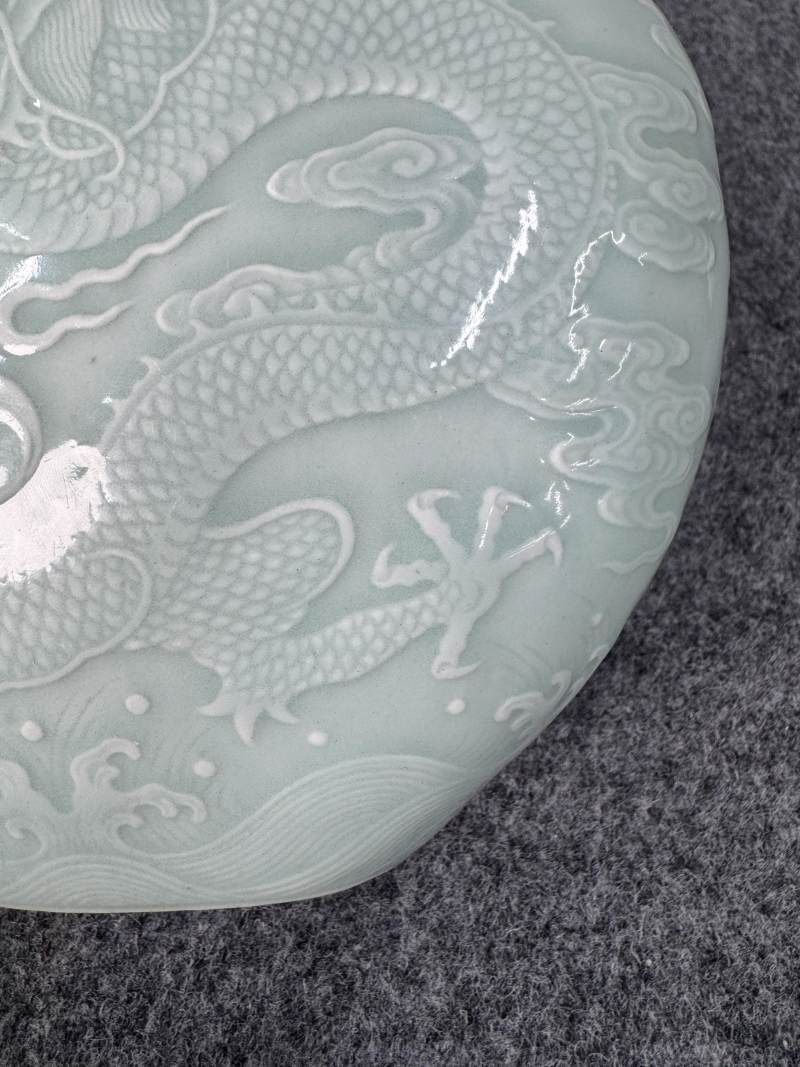 清乾隆 粉青釉浮雕海水立龍紋雙耳抱月瓶 - 图22